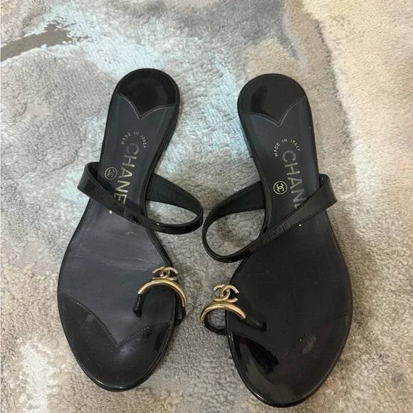 CHANEL Black Patent Leather CC Toe Ring Sandals size 37 - Picture 2 of 7